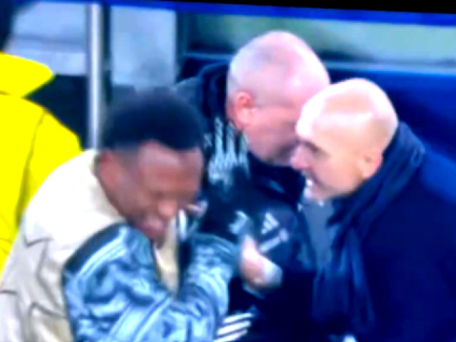 Scene cum rar se văd, tocmai în Champions League! Antrenorul l-a luat la palme de față cu toată lumea