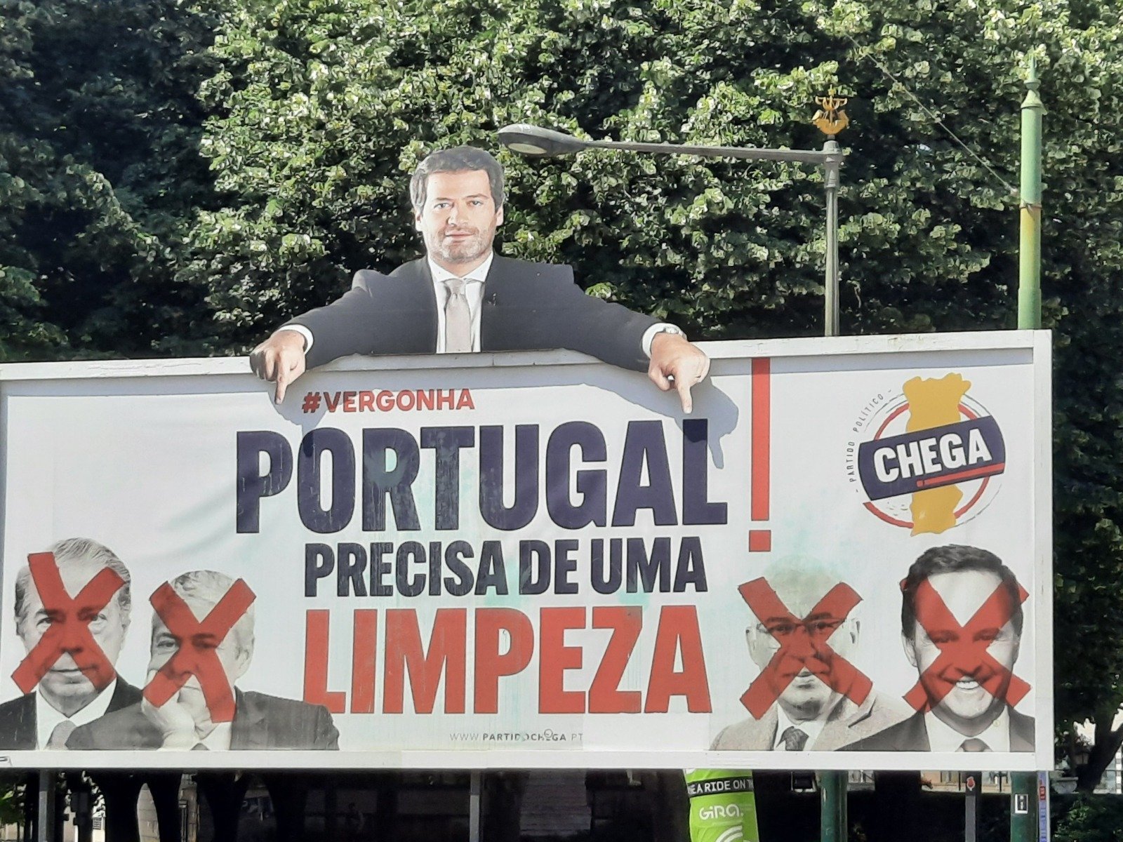 Portugalia se află în pragul unei răsturnări de situație politice, după alegerile prezidențiale din acest weekend, unde candidatul de extremă dreaptă pare a avea cele mai mari șanse să câștige primul tur