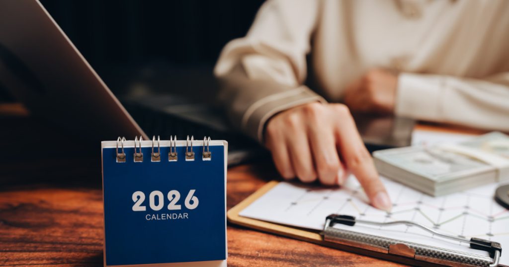 România va avea 17 zile libere legale în 2026, cu cinci în ianuarie Pentru români, anul 2026 se anunță plin de oportunități de relaxare, având la dispoziție 17 zile libere legale, dintre care 12 vor cădea în zile lucrătoare
