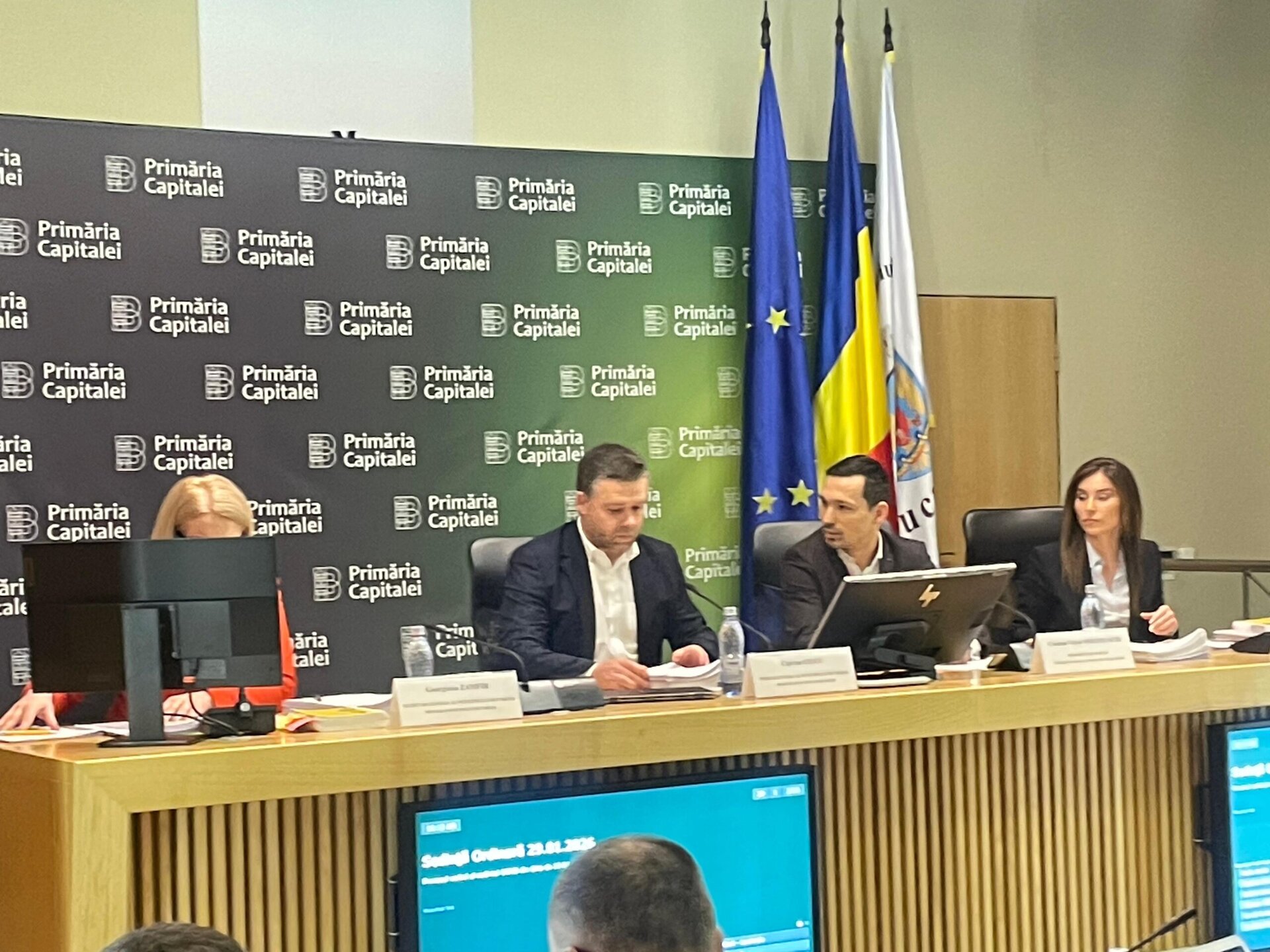 Consiliul General al Bucureștiului dă înapoi în fața proiectelor primarului Ciprian Ciucu Prima ședință a noului mandat al Consiliului General al Municipiului București, după instalarea lui Ciprian Ciucu în fruntea Capitalei, s-a dovedit a fi o adevărată piedică pentru planurile edilului