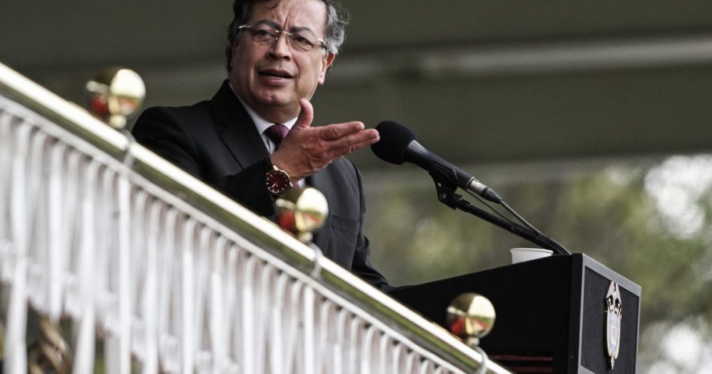 Amenințările lui Trump, provocări pentru președintele Columbiei, Gustavo Petro Președintele columbian Gustavo Petro a reacționat vehement la recentele amenințări formulate de Donald Trump, declarând că ar fi dispus să „ia din nou armele” pentru apărarea patriei sale