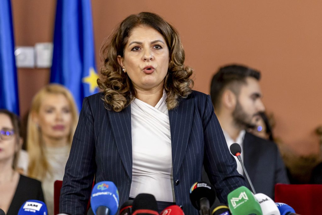 Amânarea judecății contestației avocatei AUR împotriva judecătorilor CCR Curtea de Apel București a amânat marți judecarea contestației formulate de avocata Silvia Uscov, membră a AUR, împotriva numirii în funcțiile de judecători constituționali a lui Mihai Busuioc și Dacian Dragoș