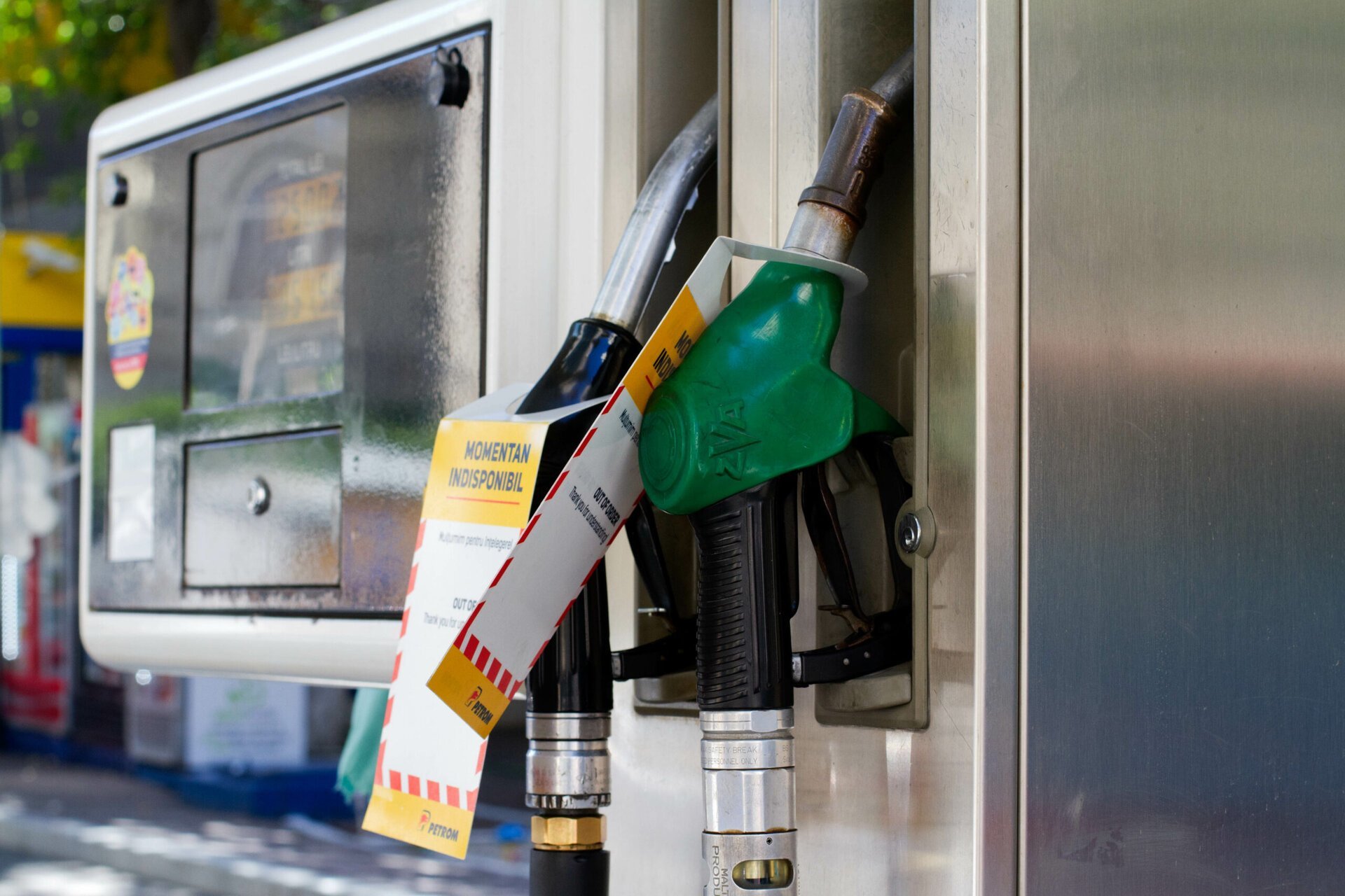 De la 1 ianuarie 2026, România va implementa un nou val de majorări de accize pentru băuturile alcoolice, țigări și carburanți, conform modificărilor din Codul Fiscal, ce vizează creșteri semnificative în prețurile acestor produse esențiale