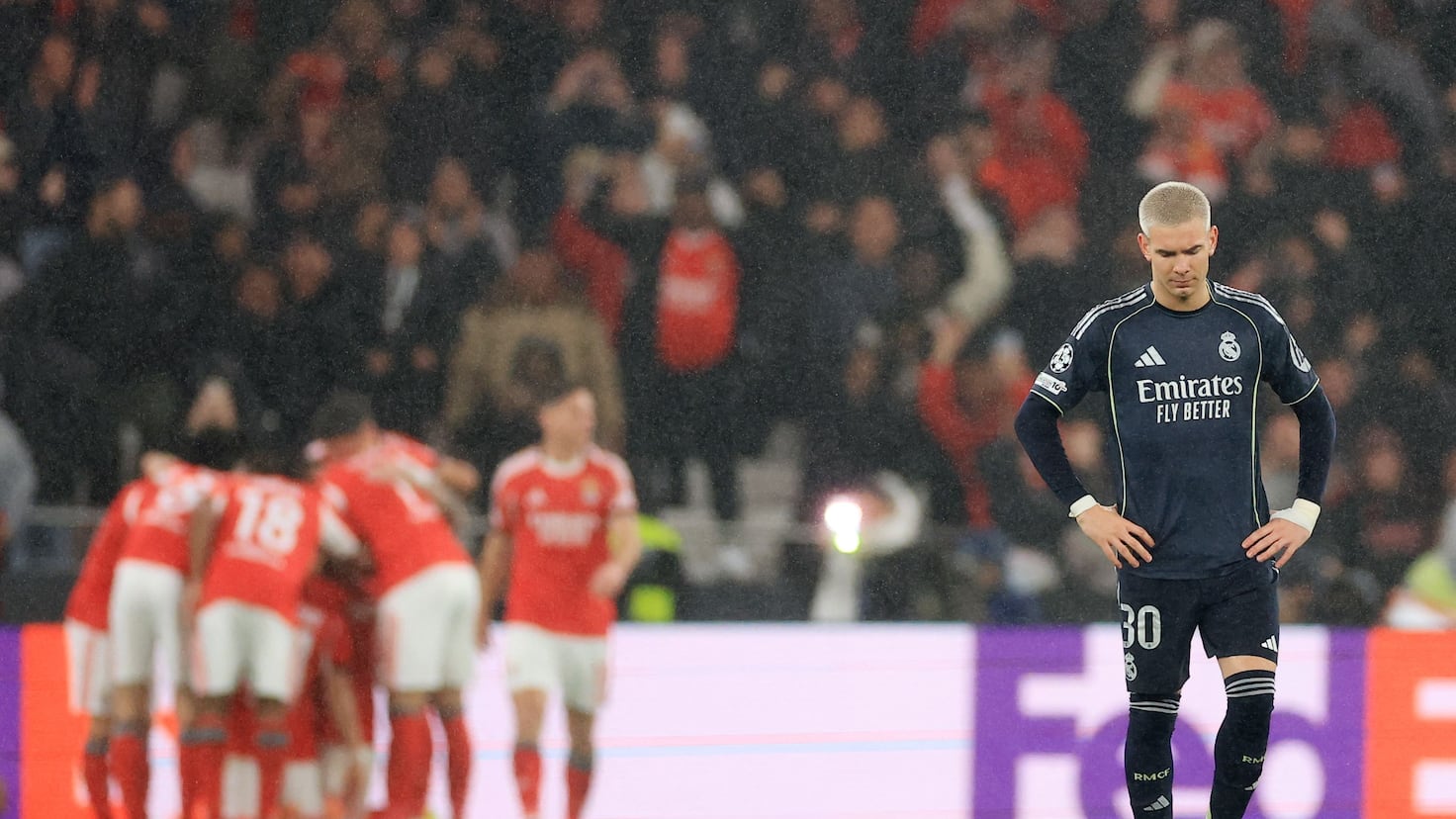 Benfica învinge Madridul într-o partidă dramatică Real Madrid a fost învins de Benfica cu 4-2, într-o întâlnire de neuitat pe stadionul Da Luz, în care echipa spaniolă a arătat o regresie majoră față de așteptările susținute