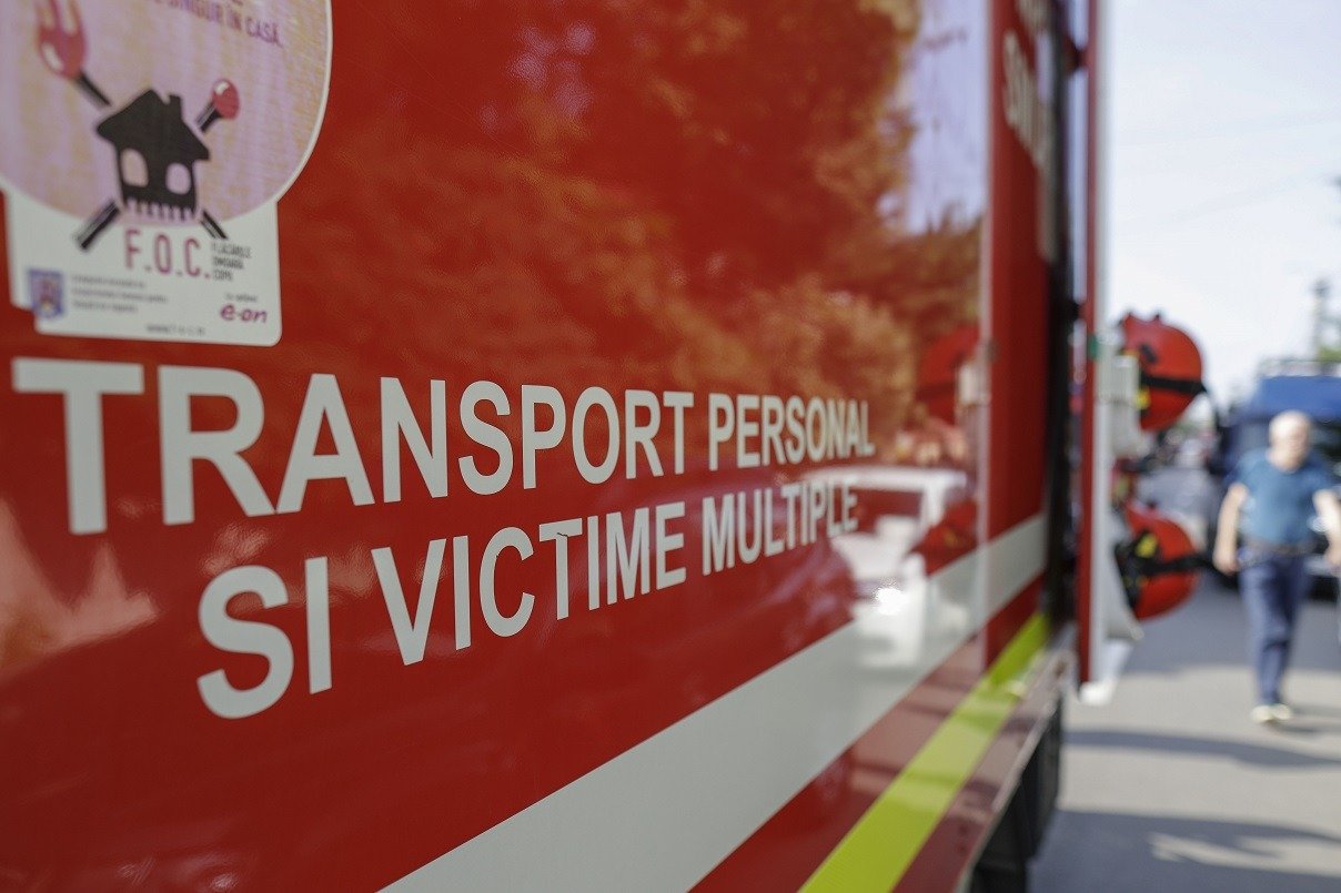 Tragedie în Făgăraș: o femeie de 39 de ani și cinci copii intoxicați cu monoxid de carbon Un incident grav petrecut joi dimineață în orașul Făgăraș a zguduit comunitatea locală, după ce o femeie de 39 de ani a fost găsită decedată în propriul locuință, iar alți cinci minori au fost răniți, fiind transportați la spital din cauza intoxicației cu monoxid de carbon