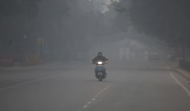 Ger necruțător în capitală: Temperaturile au atins recorduri negative Delhi a fost înghețată de un val de frig joi dimineața, înregistrându-se cele mai scăzute temperaturi ale sezonului