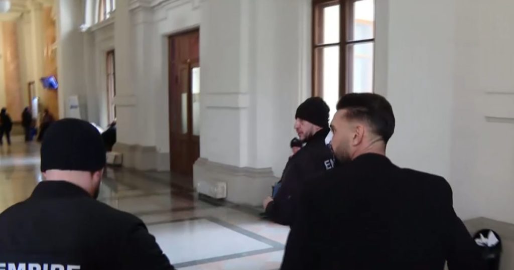 Dorian Popa a ajuns cu nasul bandajat la un nou termen de judecată. Influencerul a plâns în fața judecătorilor