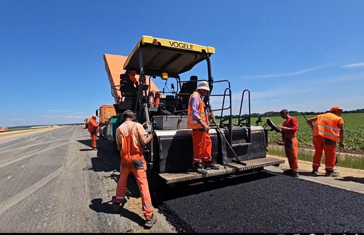 Trei companii de pe piața lucrărilor de întreținere a drumurilor au fost sancționate recent de Consiliul Concurenței cu amenzi totale de peste 8,29 milioane de lei (aproximativ 1,66 milioane de euro)