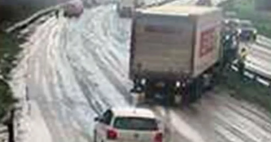 Drumuri blocate în urma ninsorii: alertă meteorologică în toată țara Un val de vreme severă afectează rețeaua rutieră din România, cu o alertă cod galben de ninsoare și gheață emisă de Administrația Națională de Meteorologie