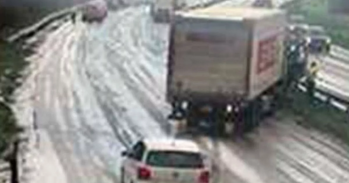 Drumuri blocate în urma ninsorii: alertă meteorologică în toată țara Un val de vreme severă afectează rețeaua rutieră din România, cu o alertă cod galben de ninsoare și gheață emisă de Administrația Națională de Meteorologie
