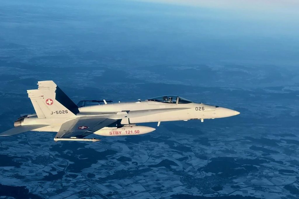 Escortarea lui Nicușor Dan de către Forțele Aeriene Elvețiene: O Operatiune Standard Pe 7 ianuarie 2026, aeronava președintelui României, Nicușor Dan, a fost escortată pentru o scurtă perioadă de două avioane de vânătoare F/A-18 în spațiul aerian elvețian