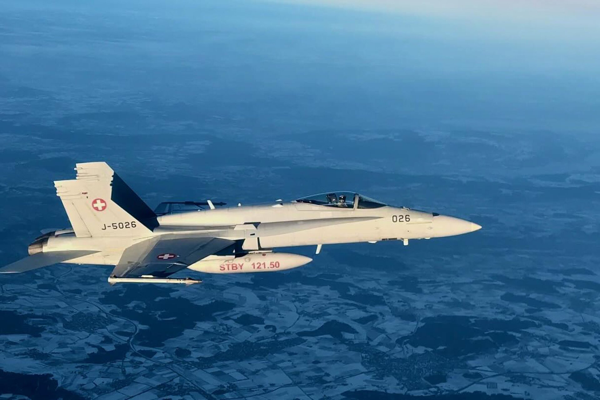 Escortarea lui Nicușor Dan de către Forțele Aeriene Elvețiene: O Operatiune Standard Pe 7 ianuarie 2026, aeronava președintelui României, Nicușor Dan, a fost escortată pentru o scurtă perioadă de două avioane de vânătoare F/A-18 în spațiul aerian elvețian