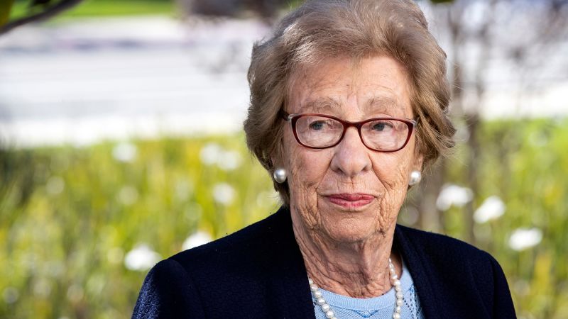 Moartea unei supraviețuitoare a Holocaustului: Eva Schloss, activismul pentru memorie rămâne viu Eva Schloss, cunoscută ca fiind surorile vitrege ale Annei Frank și o luptătoare dedicată împotriva prejudecăților, a murit la vârsta de 96 de ani