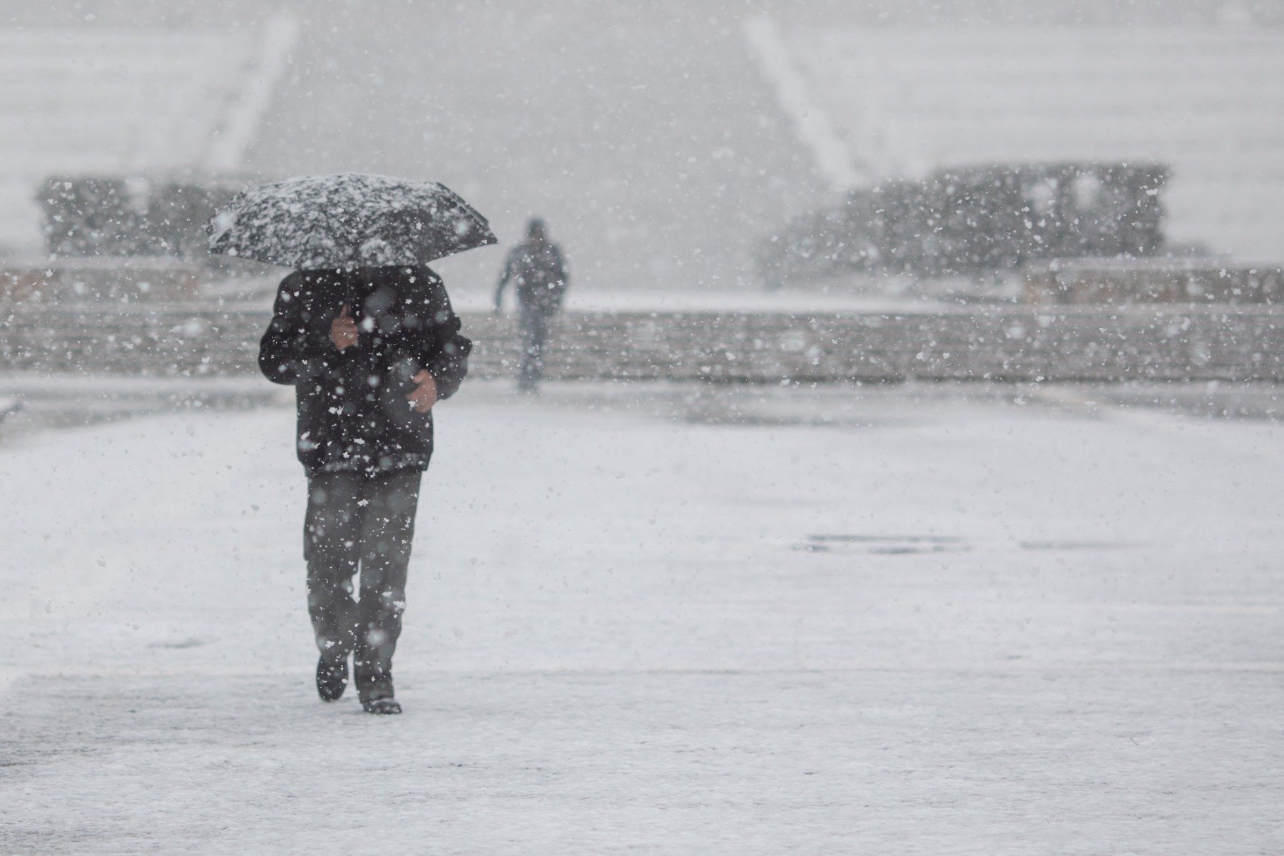 Gerul persistent și poleiul, o amenințare pentru circulație în pofida ușoarei încălziri Meteorologii au emis avertizări grave privind condițiile meteorologice din următoarele zile, indicând că, deși temperaturile încep să crească treptat, temperaturile minime încă nu vor permite eliminarea riscurilor generate de ger și polei