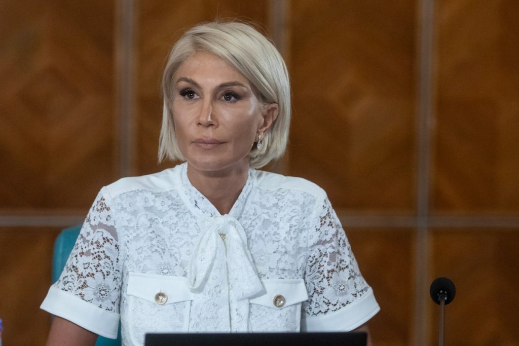 Raluca Turcan avertizează asupra riscului politic al întârzierei raportului privind anularea alegerilor prezidențiale din 2024 Tensiunile din sânul coaliției de guvernare și destabilizarea pe scena politică din România au atins un nou nivel, după declarațiile de vineri ale Ralucăi Turcan, liderul filialei PNL Sibiu