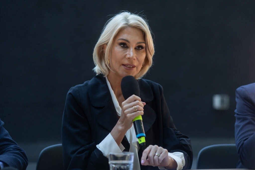 Întârzierea raportului privind anularea alegerilor prezidențiale din 2024 pune presiune pe coaliție și pe PNL Situația politică din România devine tot mai tumultoasă în contextul unei posibile anulări a alegerilor prezidențiale programate pentru anul viitor