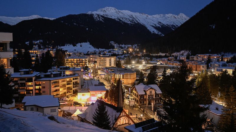 Davos 2026: Elitele mondiale se confruntă cu provocări globale La Davos, un oraș simbolic pentru discuțiile internaționale despre economie și mediu, elitele mondiale s-au adunat pentru a aborda două amenințări majore: influența controversată a fostului președinte american Donald Trump și economia în formă de K, care continuă să adâncească disparitățile între bogați și săraci