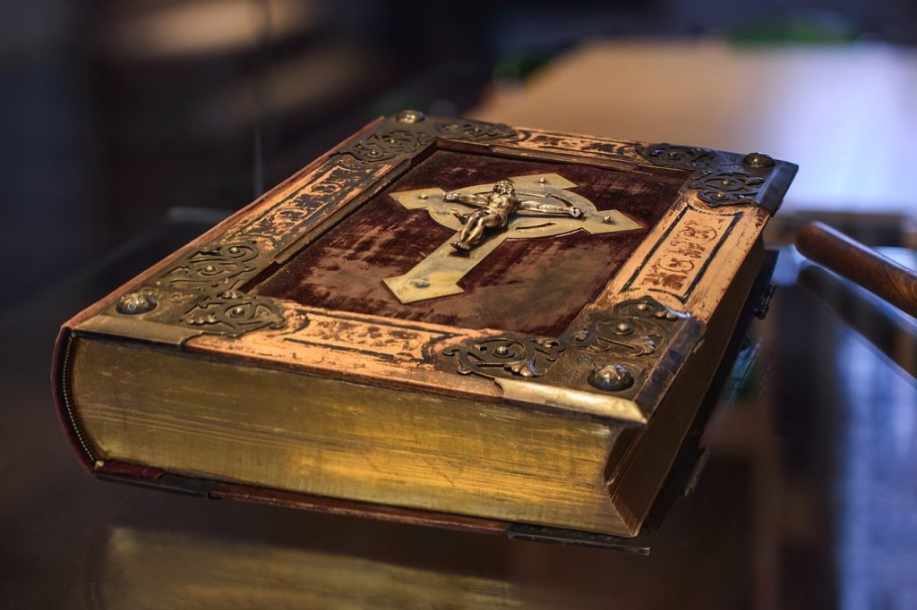 Vânzările de Biblii în Marea Britanie au atins niveluri record în 2025, marcând o revenire neașteptată pentru librăriile creștine, după perioade lungi de stagnare și creșteri modeste
