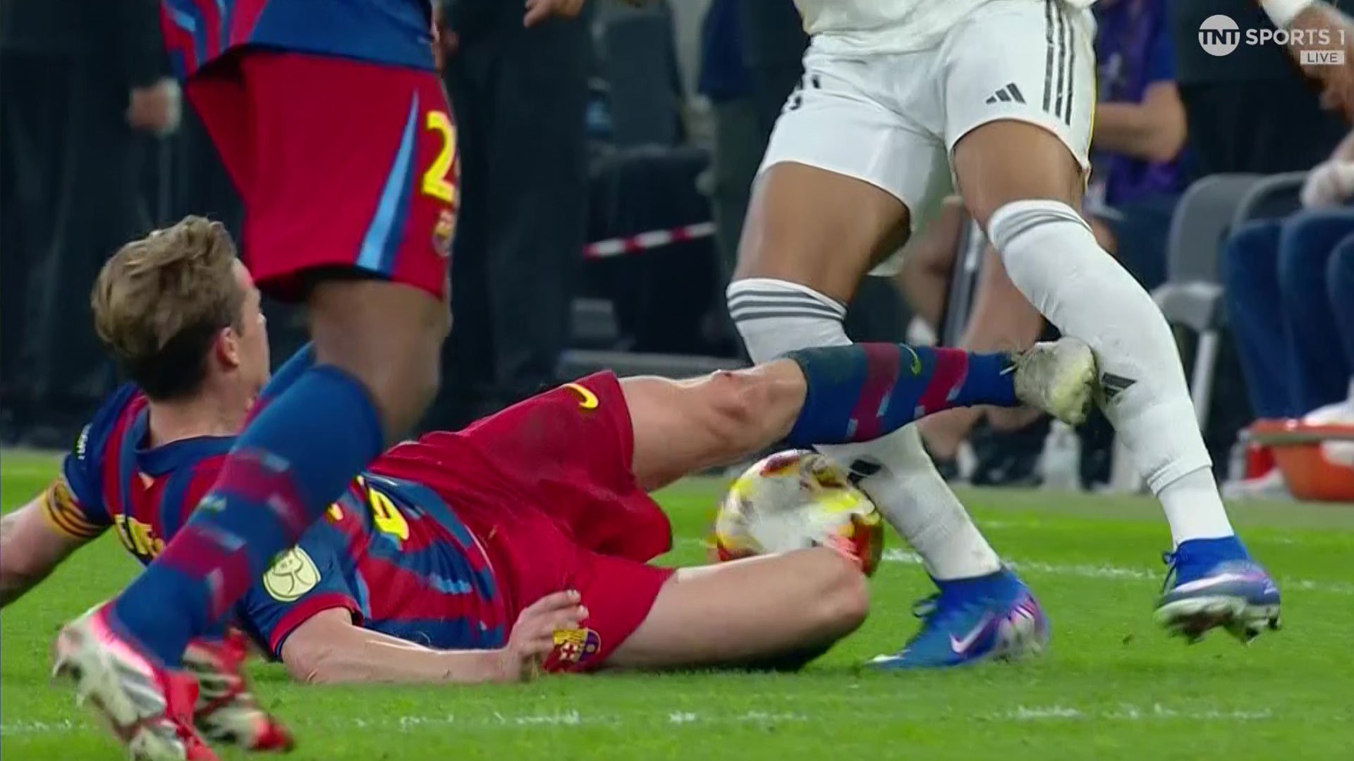 Frenkie de Jong, eliminat direct după un tacle horror la Mbappe!