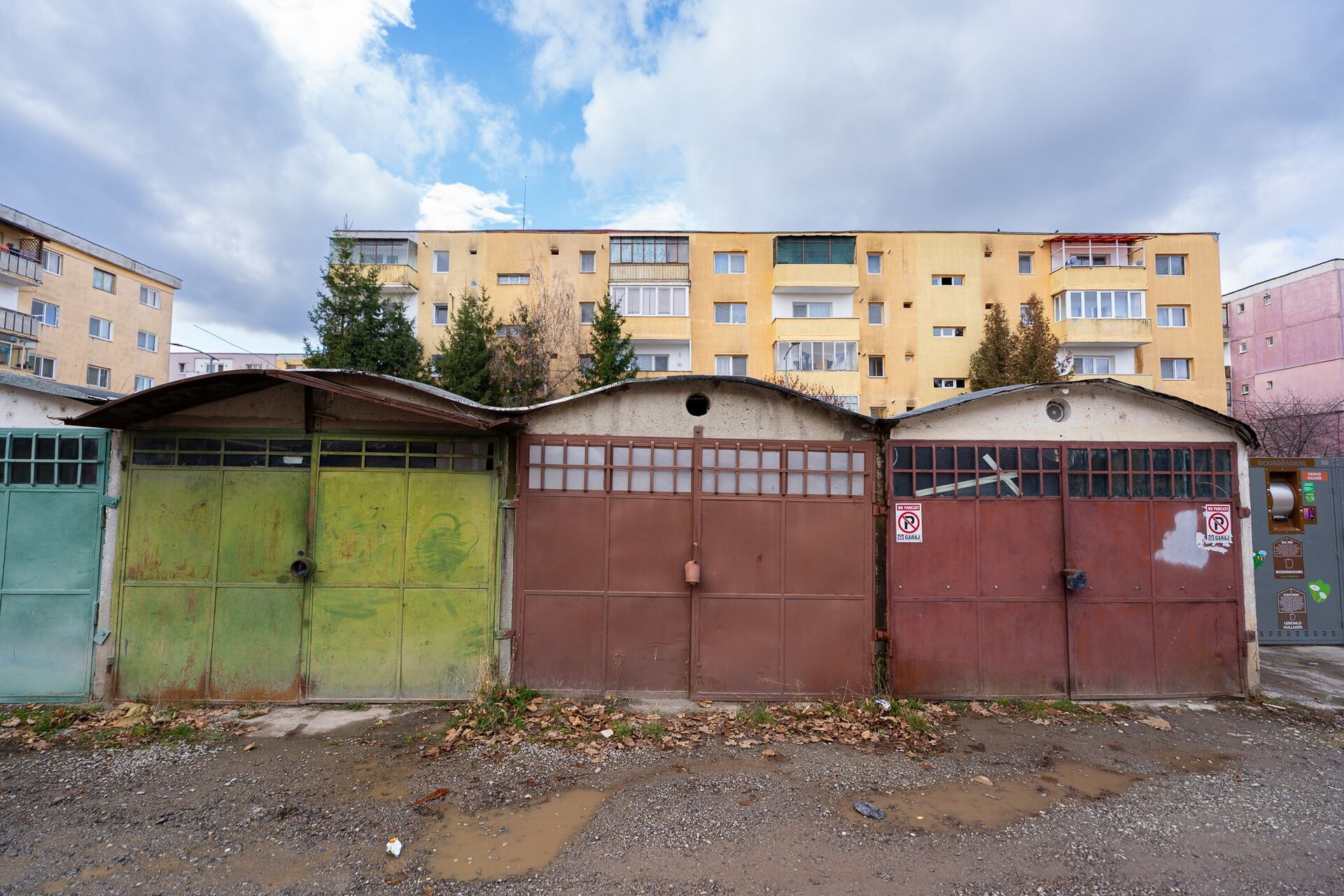 Primăria Sfântu Gheorghe adoptă măsuri pentru modernizarea și protejarea garajelor private, evitând demolările Municipiul Sfântu Gheorghe își adaptează politica urbanistică pentru a păstra și integra în peisajul civic garajele private, incerte în unele zone, dar considerate de autorități parte din identitatea locală