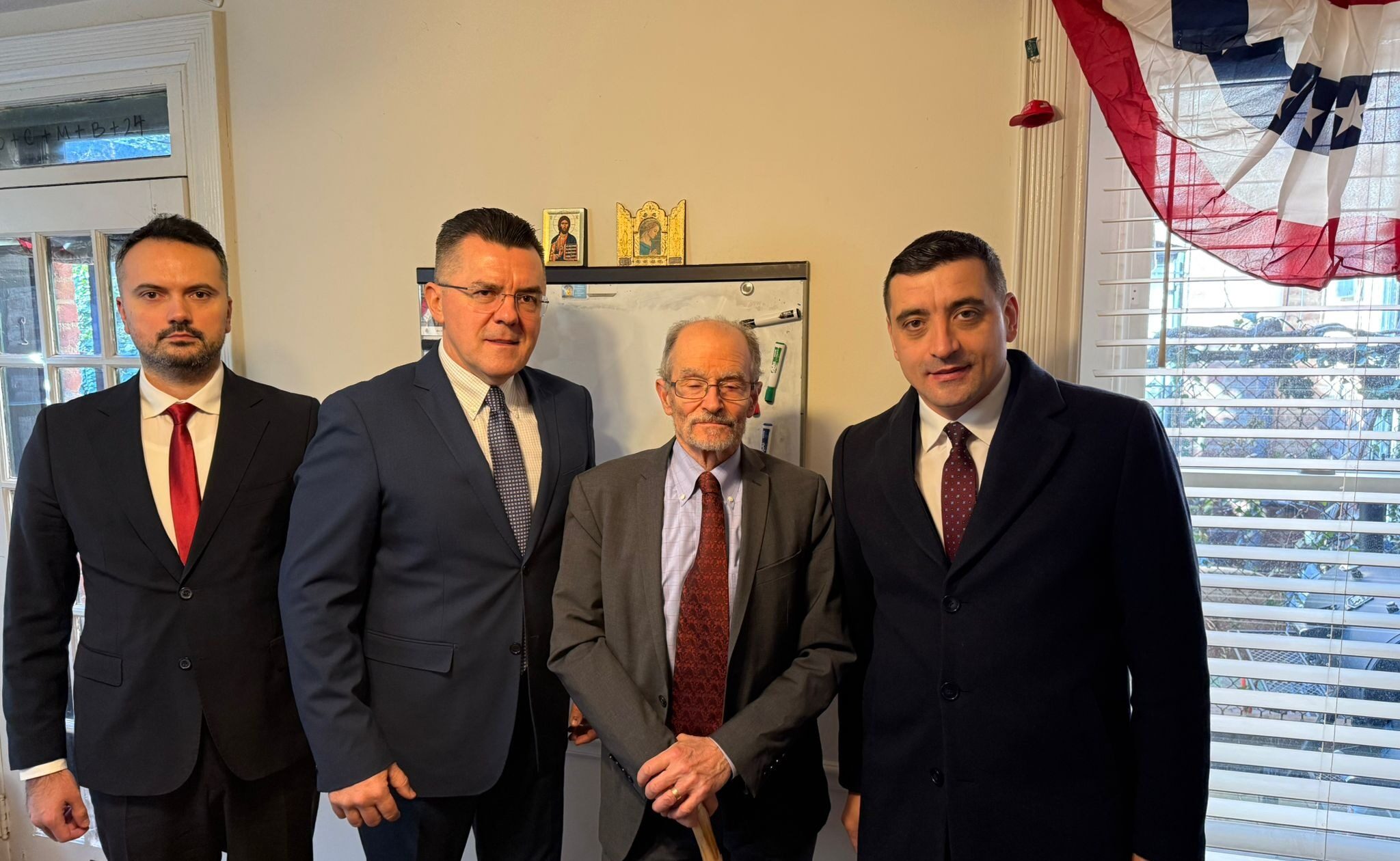 Întâlnire controversată între lideri ai AUR și expertul Daniel Fried din SUA, provocând reacții aprinse în partid O întâlnire recentă dintre liderii partidului extremist Alianța pentru Unirea Românilor (AUR), George Simion și Dan Dungaciu, cu Dmitri Fried, expert de top în politica externă al think-tank-ului american Atlantic Council, a stârnit controverse interne și reacții dure din partea membrilor formațiunii naționaliste