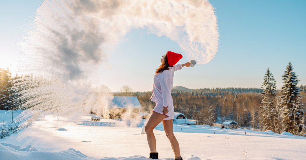 Ger cumplit peste România. Experiment la -15 grade Celsius: Cum poți transforma instant apa în cristale de gheață