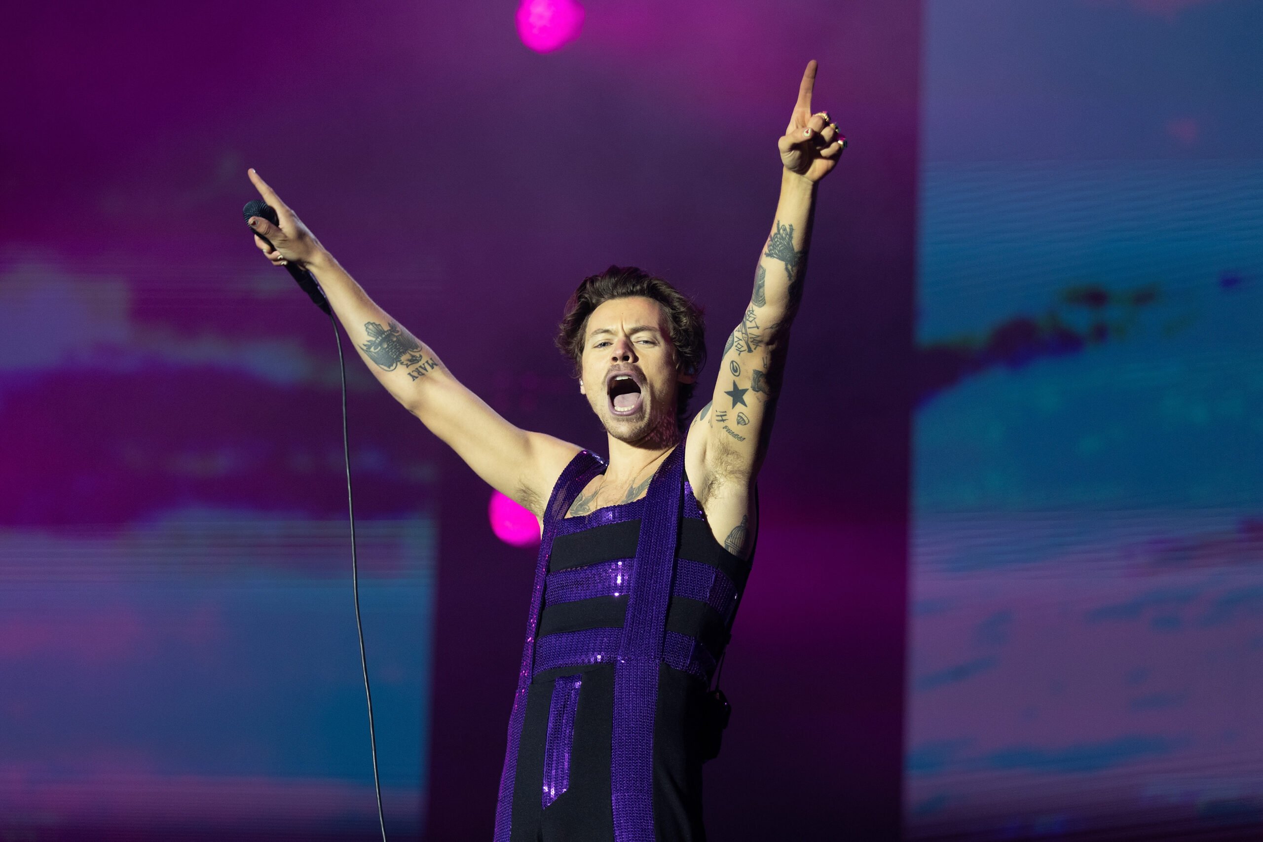 Harry Styles revine pe scenă cu un nou turneu global, „Together, Together” Harry Styles, artistul britanic îndrăgit de milioane, a anunțat detaliile unui turneu mondial în sprijinul noului său album, intitulat „KISS ALL THE TIME