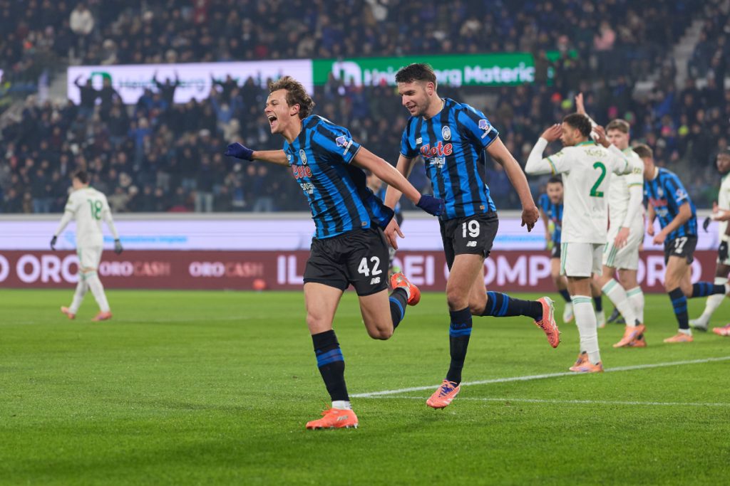 Atalanta triumfă cu 1-0 în fața Romei, într-un meci plin de controverse Atalanta a obținut o victorie crucială, învingând AS Roma cu 1-0, într-un meci disputat pe teren propriu la New Balance Arena, pe 3 ianuarie 2026