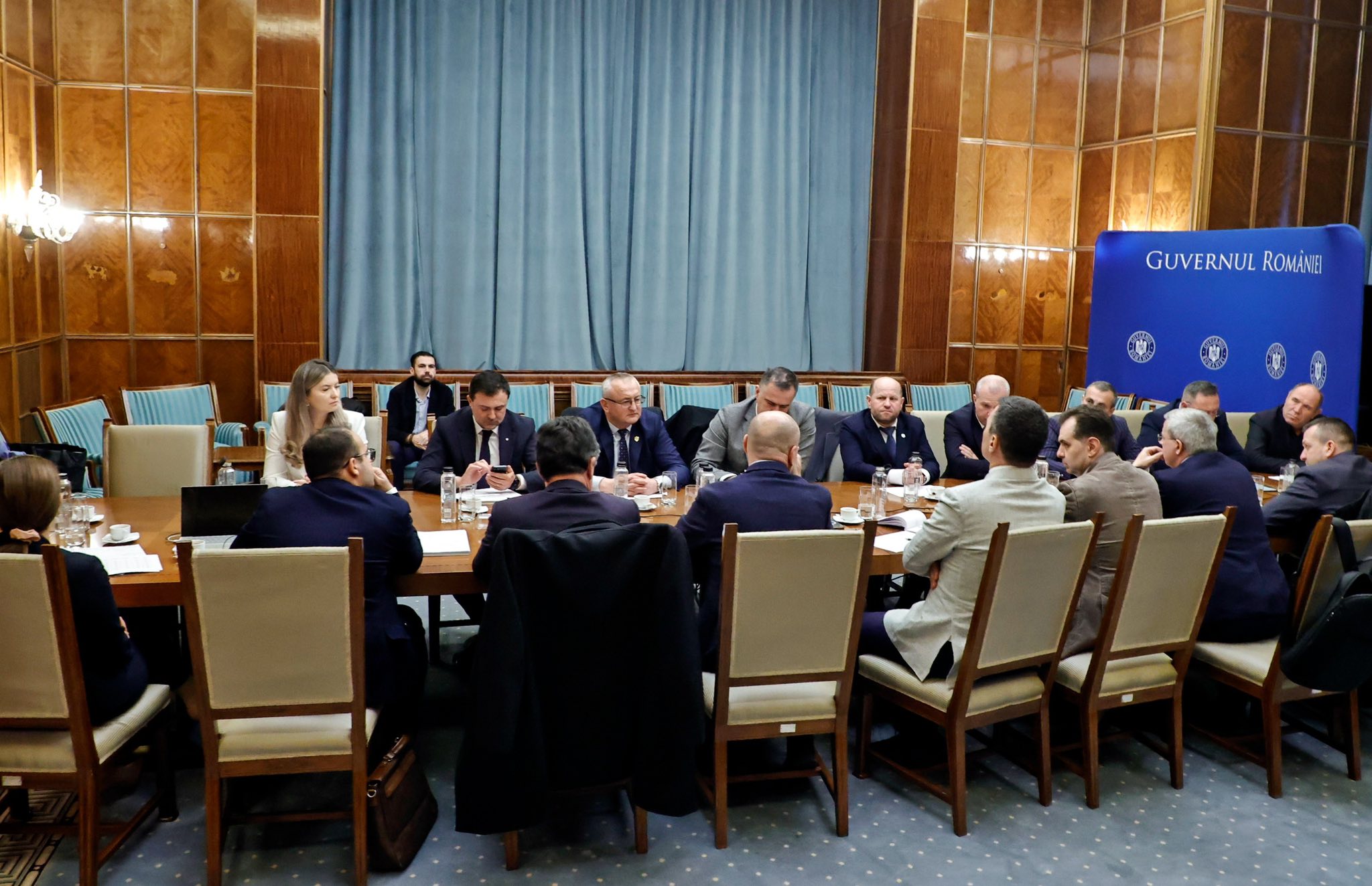 Guvernul României face lumină asupra inechităților din administrația locală în contextul comparativ cu alte state membre ale Uniunii Europene, evidențiind dependența extremă de fondurile centrale și vulnerabilitățile asociate acesteia în gestionarea resurselor locale