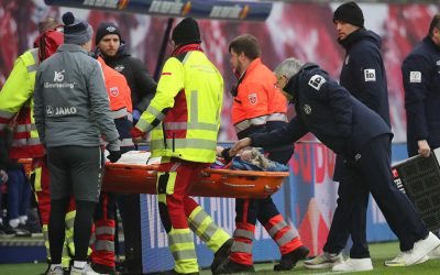 Horror-Verletzung in der Bundesliga: Hollerbach vom Platz getragen | Sport