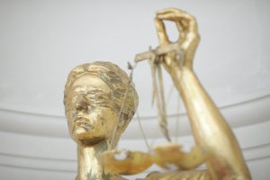 Magistrat au lăsat agresorul în libertate; victima, internată cu coaste rupte