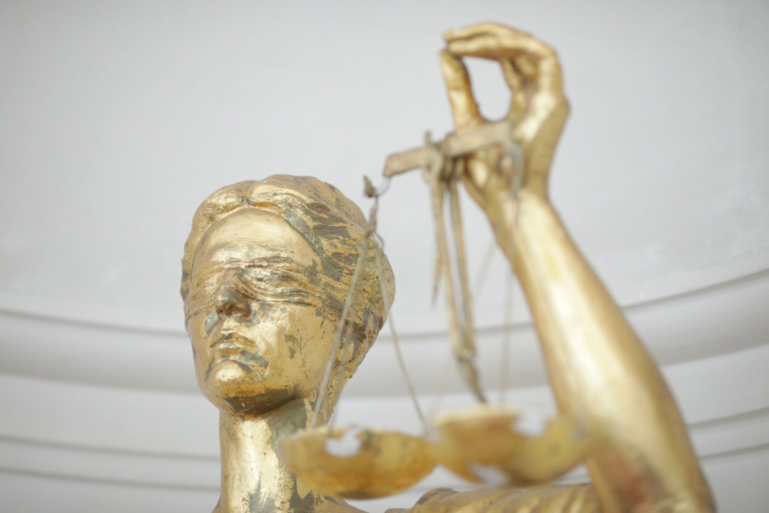 Un bărbat din județul Călărași, acuzat de violență domestică, a rămas în libertate după ce magistrații de la Judecătoria Sectorului 5 au decis să nu dispună arestarea preventivă