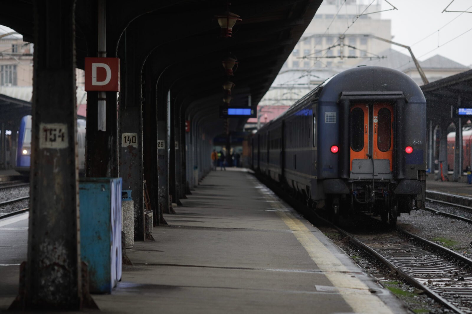 Întârzieri de o oră pe rutele CFR Târgu Jiu și Iași spre București; coloană pe DN1