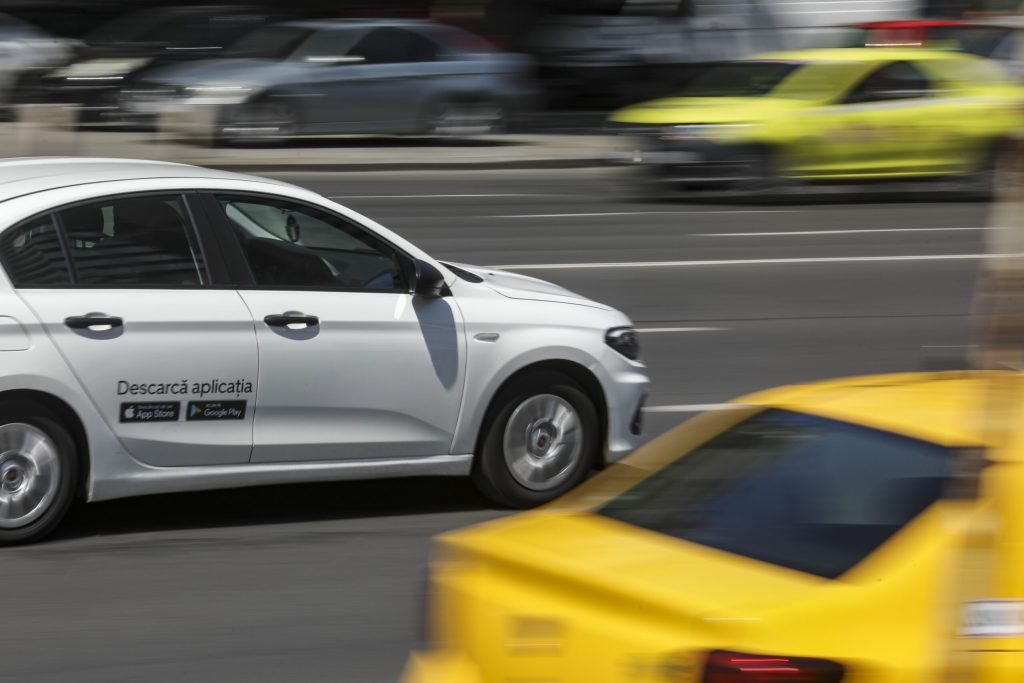 Controle stricte asupra transportului public: probleme vechi, sancțiuni noi și riscuri pentru siguranța pasagerilor În urma unui control amplu realizat în perioada 23-25 ianuarie de Brigada Rutieră București, situația transportului alternativ și a taximetriei din capitală a ieșit din nou în evidență, readucând pe tapet problemele fundamentale ale unui sistem încă vulnerabil și adesea necontrolat