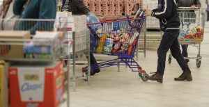 Bucureștean cercetat pentru furt de whiskey și covorașe din case self-pay