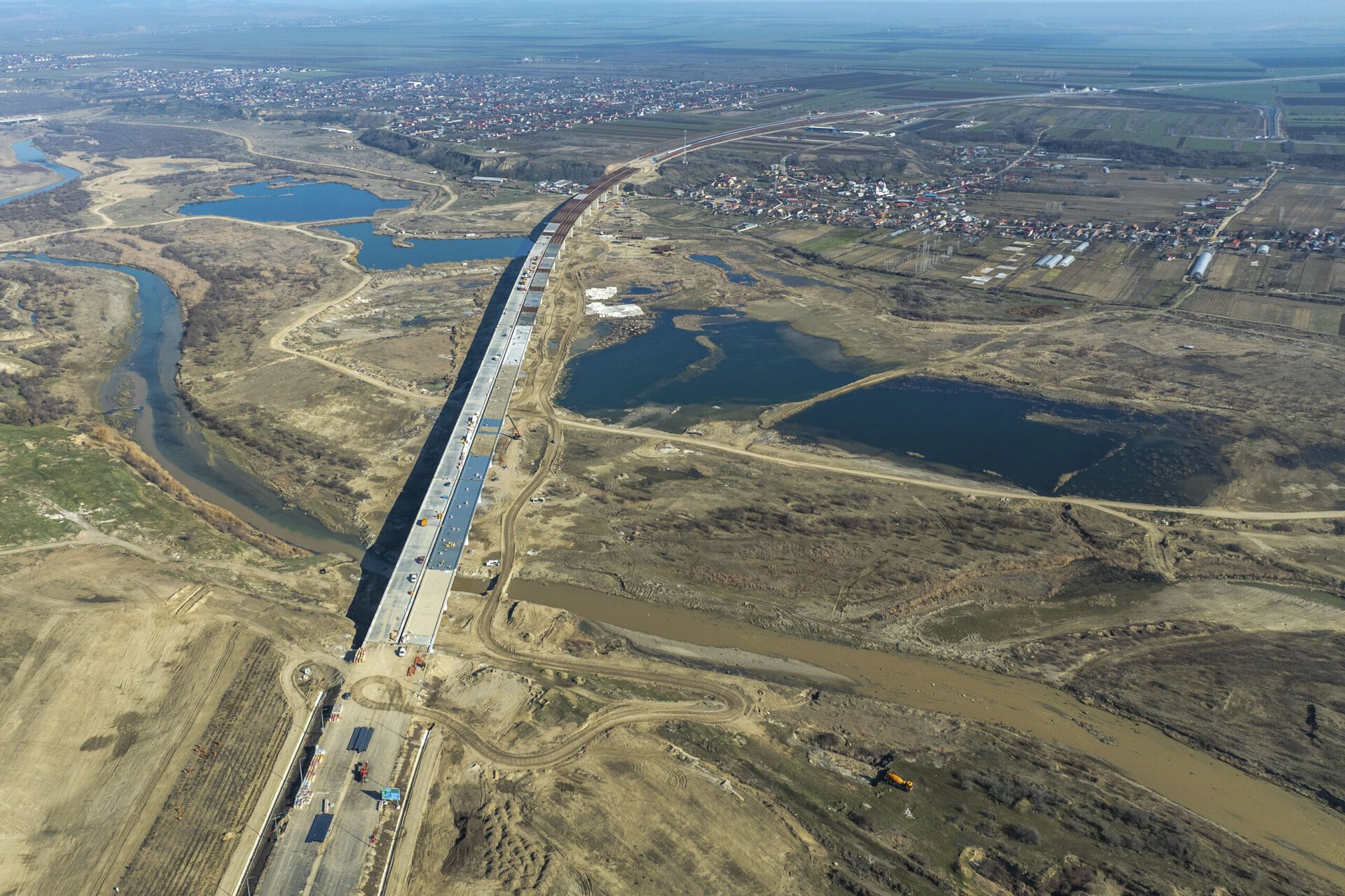 Autostrada Moldovei, un proiect de anvergură ce ar trebui să lege Capitala de regiunea de nord-est, se confruntă în continuare cu probleme tehnice grave, punând sub semnul întrebării termenele de finalizare și costurile inițiale
