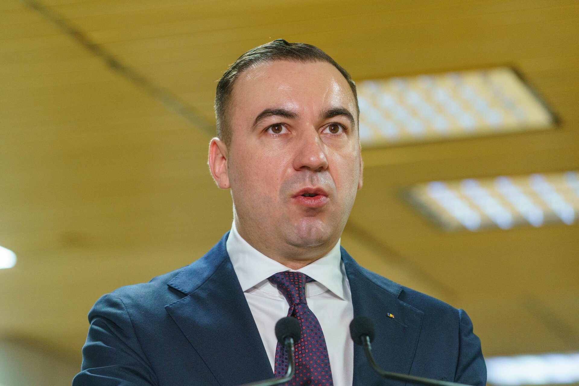 Ministrul Energiei: 75.000 de apartamente din București rămân zilnic fără apă caldă; tone de apă se pierd în pământ în fiecare oră