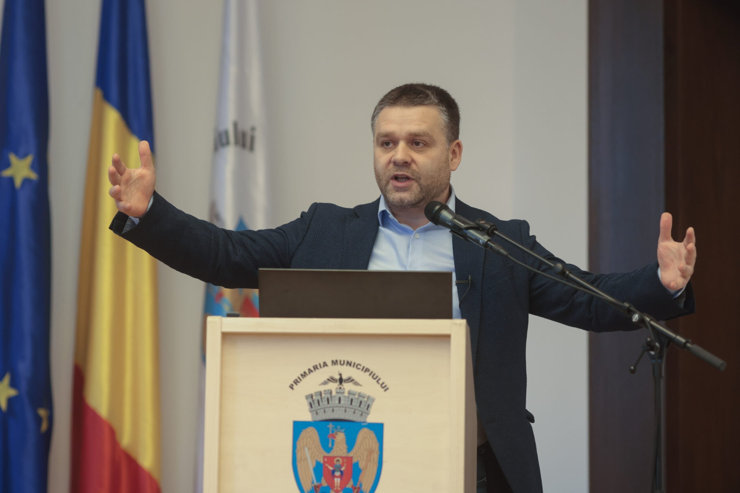 Ciprian Ciucu, noul primar al Bucureștiului, întâmpină provocări majore: situație financiară critică și controverse în gestionarea transporturilor publice Poate cea mai complicată început pentru Ciprian Ciucu în funcția de primar general al Capitalei este starea critică a bugetului municipalității și problemele grave de la Societatea de Transport București (STB)