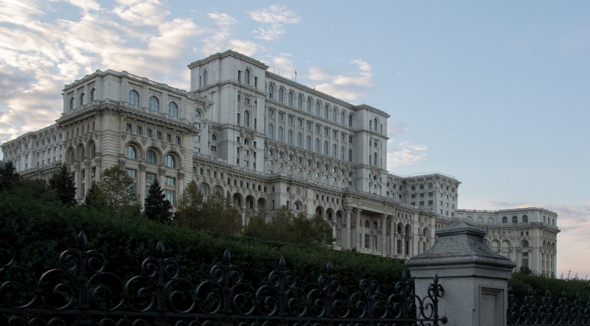 Palatul Parlamentului, una dintre cele mai impresionante și mai mari construcții administrative din Europa, rămâne temporar fără apă, ca urmare a unor operațiuni tehnice planificate pentru verificarea și modernizarea sistemelor de distribuție