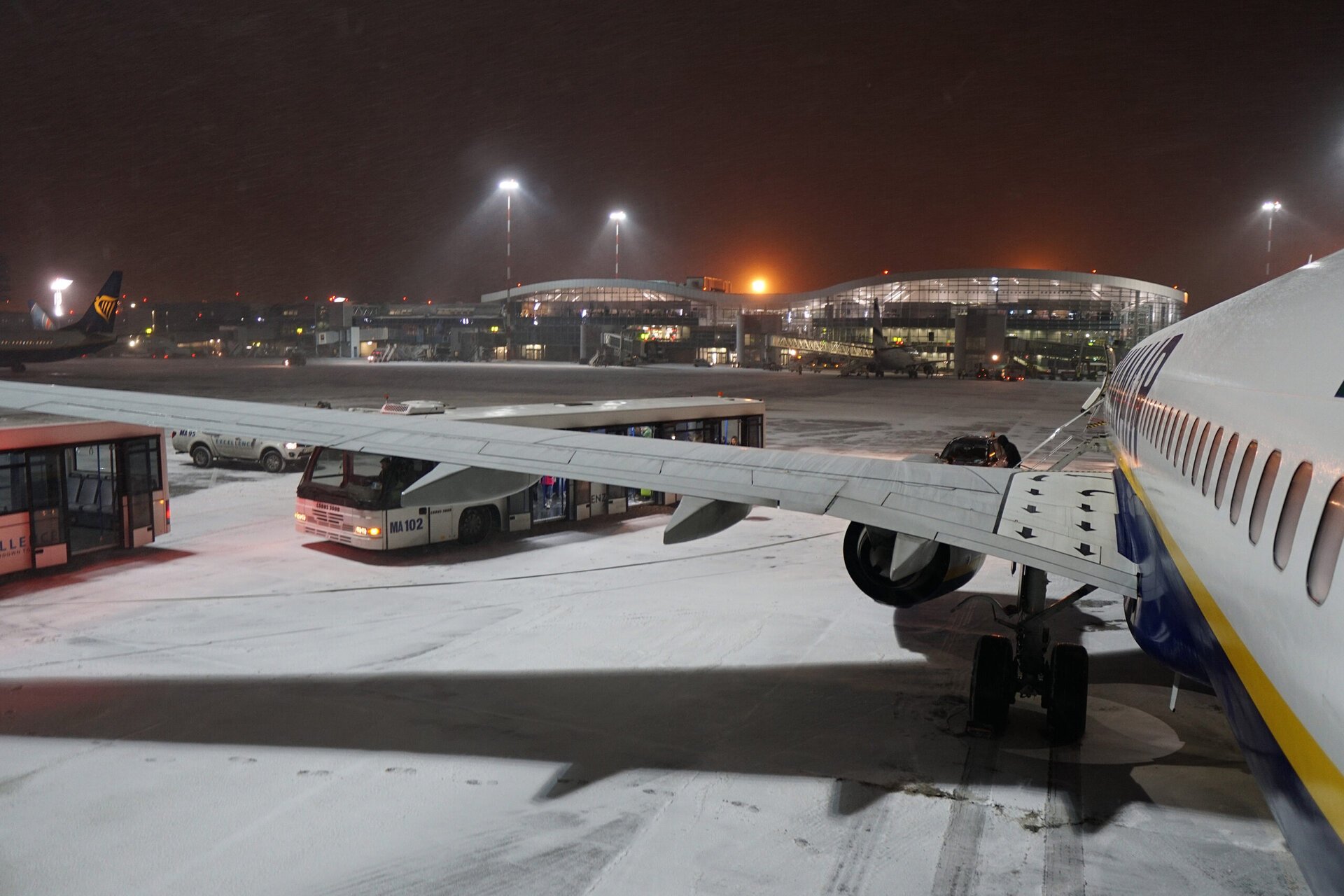 Trafic aerian în condiții de iarnă pe aeroporturile din București, fără pierderi în program Deja de la primele ore ale dimineții, aeroporturile Internațional Henri Coandă și Băneasa – Aurel Vlaicu din Capitală au pornit pe fondul unei situații meteo complicate, dar sub control