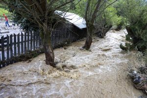 Riscul de inundații pe râuri în șase județe ale României