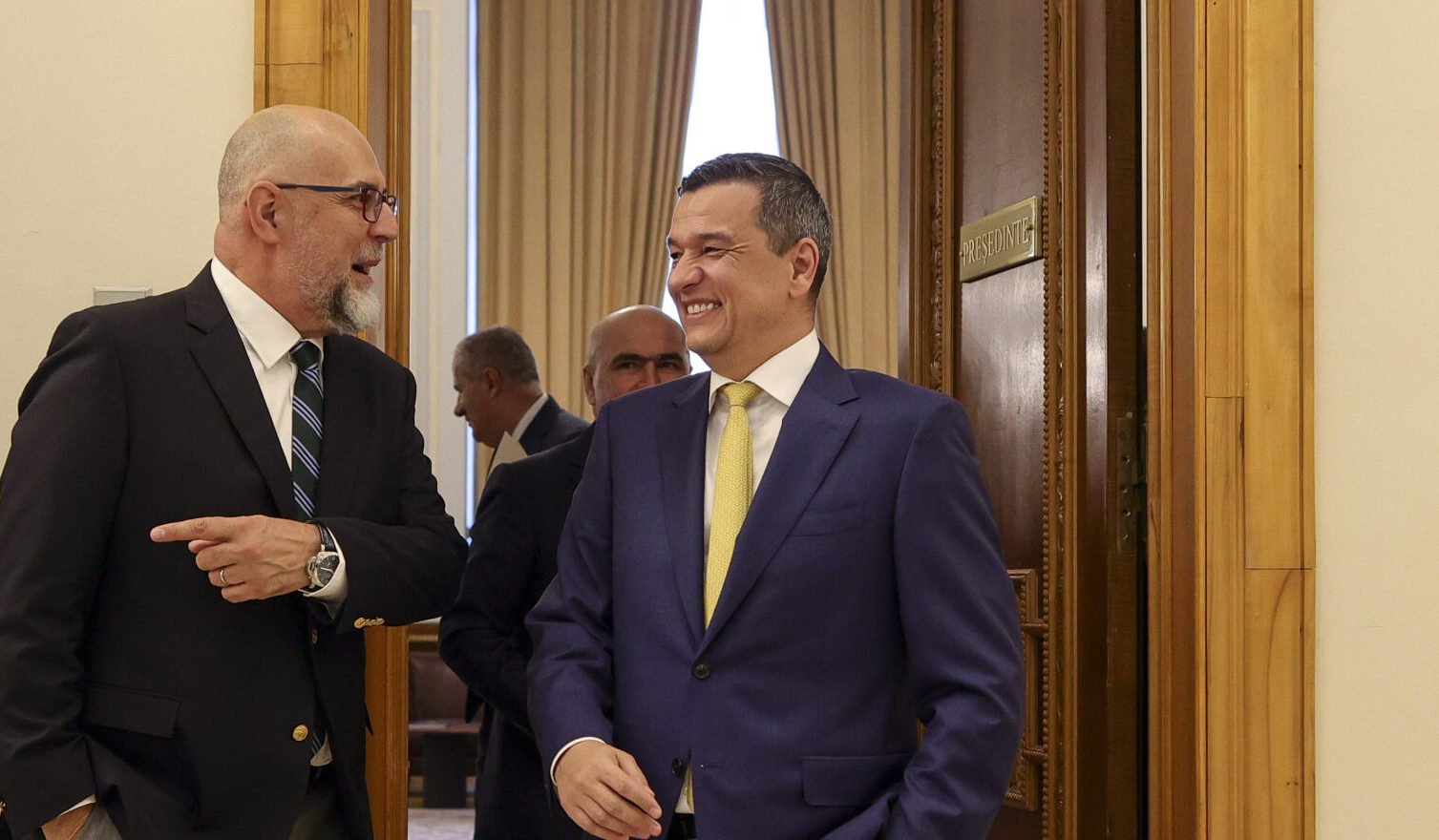 Coaliția politică încordată a convenit să demareze reforme majore în administrația locală și centrală Luni, liderii partidelor aflate la guvernare în România – PSD, PNL, USR și UDMR – au ajuns la un acord în privința unor măsuri restructurale de amploare, menite să reformeze în profunzime sistemul administrativ
