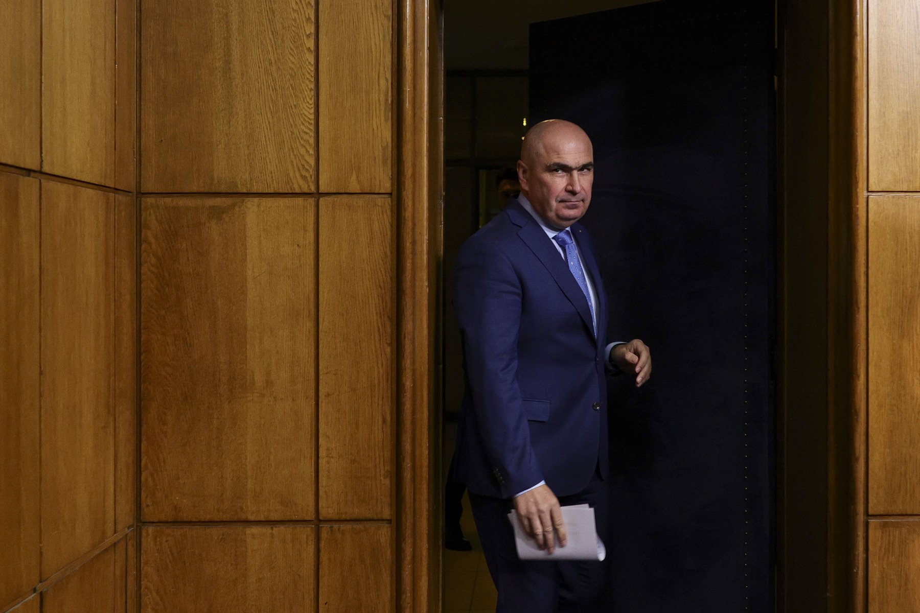 Luni, în debutul sesiunii parlamentare, arena politică din România a fost zguduită de tensiuni interne în cadrul Partidului Național Liberal