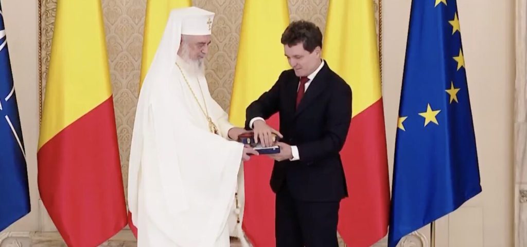 IPS-Daniel-primeste-o-decoratie-de-la-Nicusor-Dan-e1761587780224.jpg