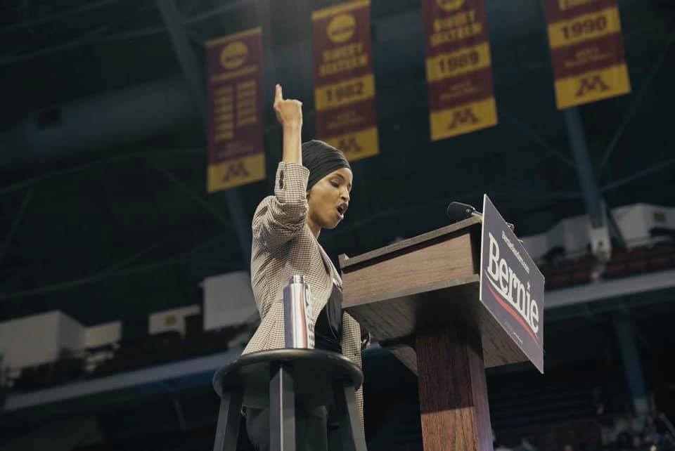Un bărbat a fost arestat recent în Statele Unite pentru atacul cu o seringă asupra reprezentantei democrate Ilhan Omar, diplomat de origine somaleză și o figură proeminentă în Congresul american