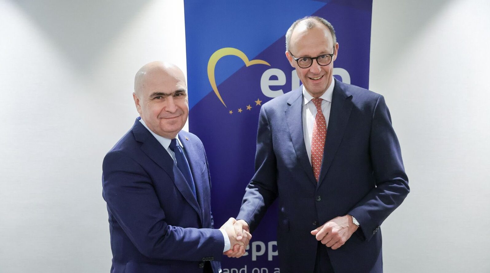 Ilie Bolojan, premierul României, efectuează marți și miercuri o vizită oficială în Republica Federală Germania, într-un context în care strânge noi afinități și discuții strategice cu partenerii europeni