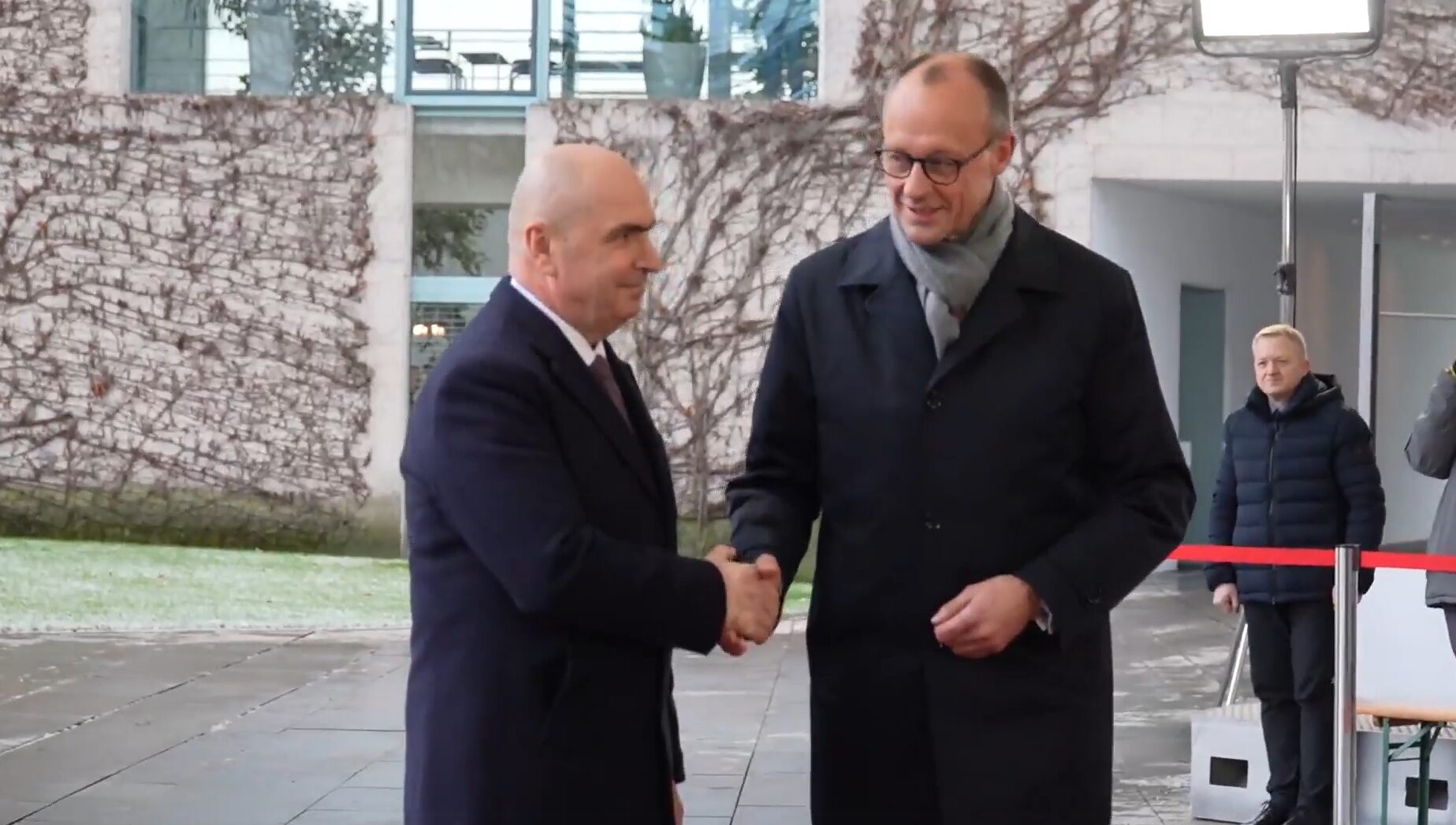 Premierul Ilie Bolojan, în vizită oficială în Germania, discută cu cancelarul Friedrich Merz despre parteneriatul strategic României cu cea mai puternică economie europeană Ilie Bolojan, premierul României, aflat într-o vizită oficială de două zile în Germania, a avut astăzi un moment deosebit de important în cadrul acestei deplasări