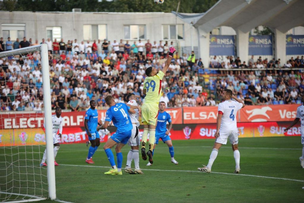 Valeriu Iftime, patronul FC Botoșani, confirmă deficitul financiar de 4 milioane de euro În cadrul emisiunii GSP Live, Valeriu Iftime, patronul clubului FC Botoșani, a declarat că formația pe care o conduce se confruntă cu un deficit financiar considerabil, raportând o pierdere de 4 milioane de euro pentru anul 2025