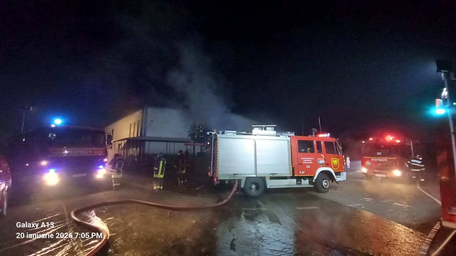Incendiul de la abatorul din Gheorgheni lasă victime și pune în discuție măsurile de siguranță Trei oameni, printre care și un pompier, au fost răniți în urma unui grav incendiu izbucnit marți dimineața la hala de producție a unui abator din municipiul Gheorgheni, județul Harghita