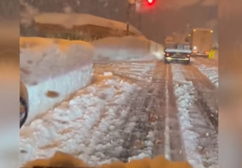 Japonia se confruntă cu un val de ninsoare extrem de sever, care a pus în stare de alertă întregul ținut și a provocat pierderi de vieți omenești și răniri grave